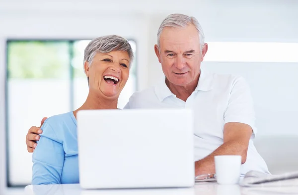 Cheerful Mature Couple Smiling While Using Laptop Home — Φωτογραφία Αρχείου