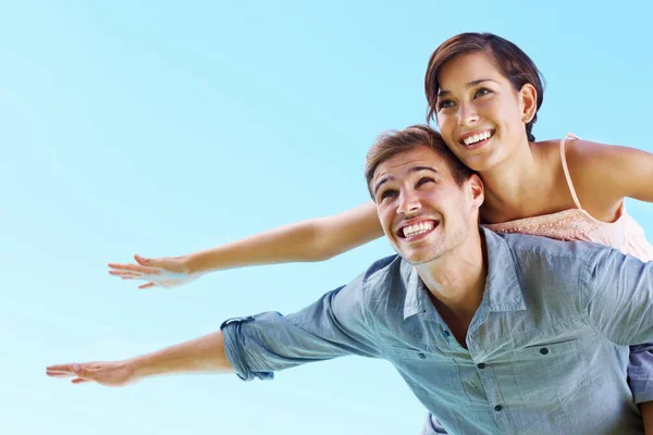 Portrait Young Couple Enjoying Arms Outstretched Blue Sky — Fotografia de Stock