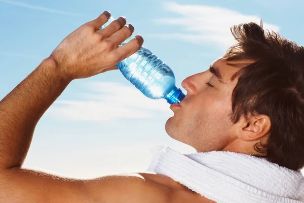 Egzersiz Sonrası Boynunda Havluyla Içen Yakışıklı Bir Adam — Stok fotoğraf