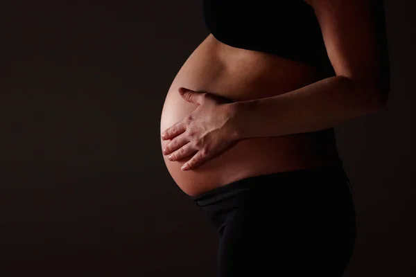 Средняя Часть Беременной Женщины Ожидающей Ребенка Против Черного Копирайс — стоковое фото