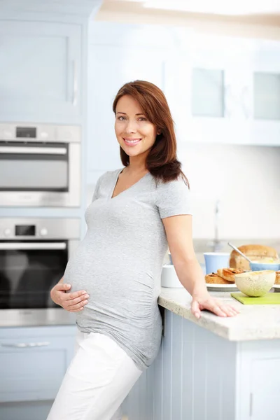 Portrait Beautiful Pregnant Woman Standing Kitchen Holding Her Stomach — Stockfoto