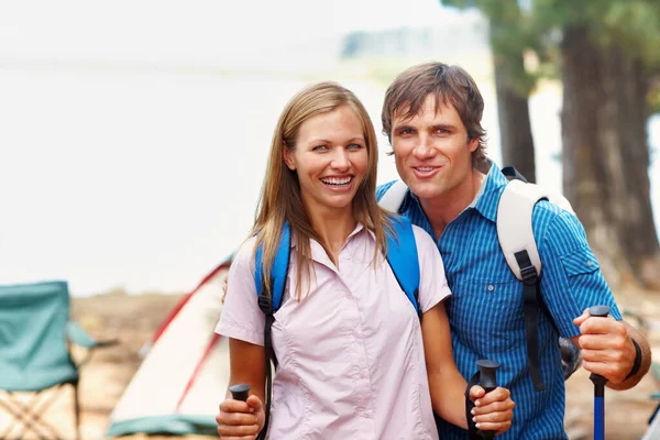 Portrait Smiling Couple Backpack Ready Trekking — Foto Stock