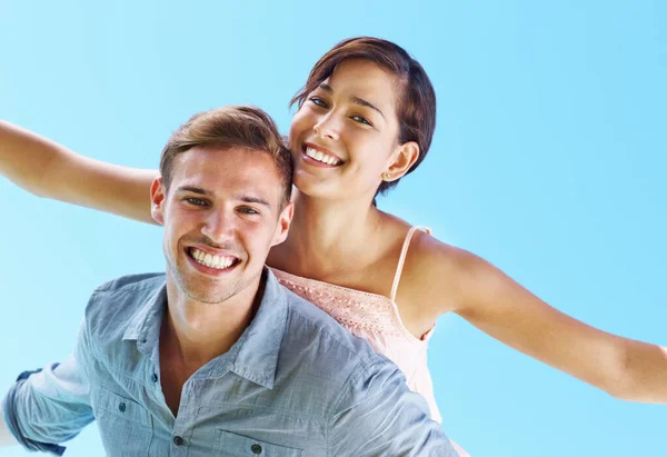 Portrait Couple Enjoying Piggyback Ride Arms Outstretched — Foto Stock