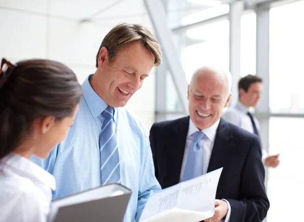 Empresarios Sonrientes Revisando Documentos Juntos Una Reunión Informal — Foto de Stock