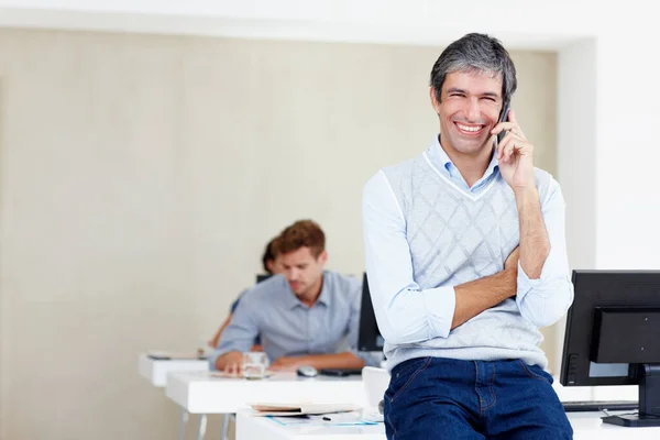 Olgun Bir Ofis Çalışanının Portresi Cep Telefonuyla Konuşan Arkadaşları Arkasında — Stok fotoğraf