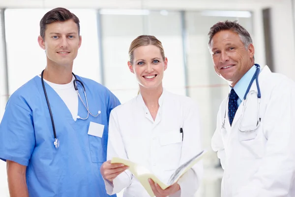 Portrait Three Medical Professionals Standing Together Smiling — Stockfoto