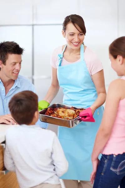 Una Hermosa Madre Presentando Asado Perfectamente Cocinado Familia Hambrienta — Foto de Stock