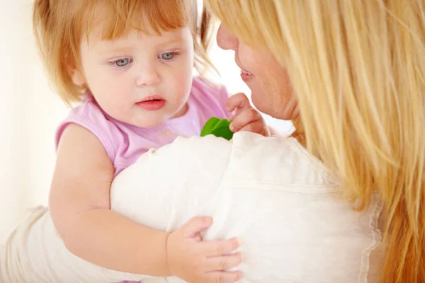 Rückansicht Eines Kleinen Mädchens Das Seiner Mutter Über Die Schulter — Stockfoto