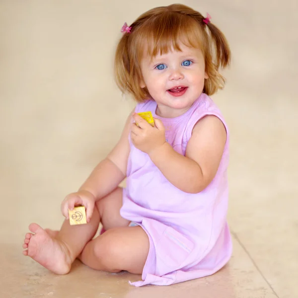 Schattig Baby Meisje Een Roze Jurk Spelen Gelukkig Met Sommige — Stockfoto