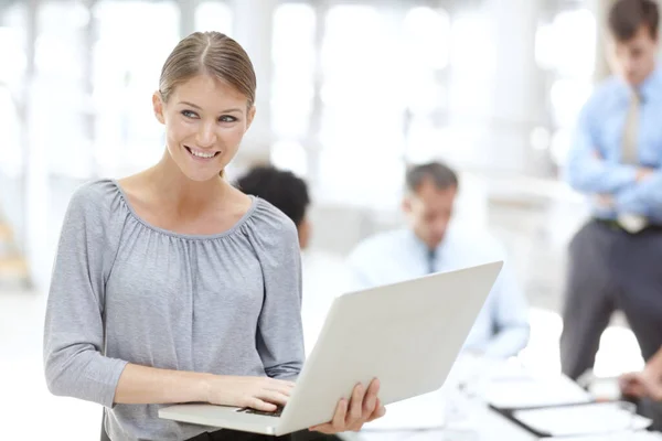 Happy Young Woman Using Her Laptop Office Her Colleagues Her — Φωτογραφία Αρχείου