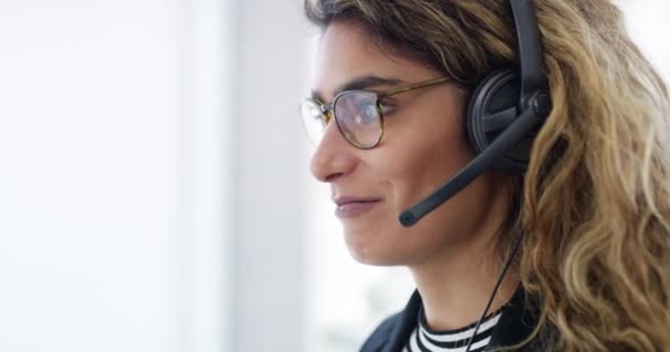 Video Footage Attractive Young Businesswoman Using Headset While Working Office — Vídeos de Stock