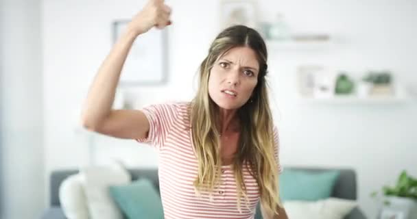 Kızgın Görünen Bir Kadının Video Görüntüleri — Stok video