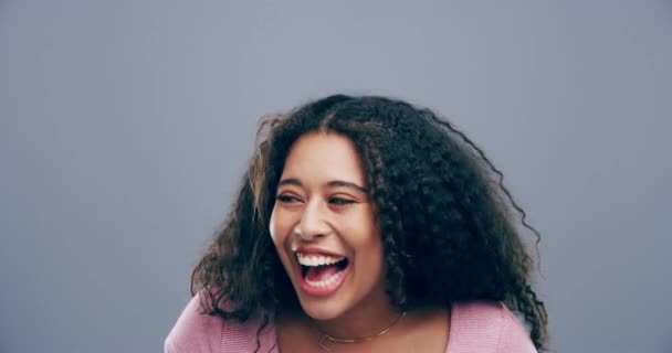 Video Beelden Van Een Jonge Vrouw Lachen Tegen Een Grijze — Stockvideo