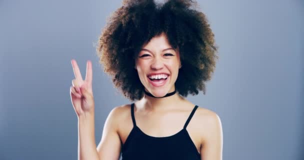 Video Footage Young Woman Showing Peace Sign Grey Background — ストック動画