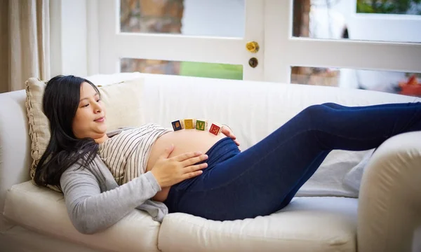 Atraktivní Mladá Těhotná Žena Vyvažující Dřevěné Bloky Břiše Při Relaxaci — Stock fotografie