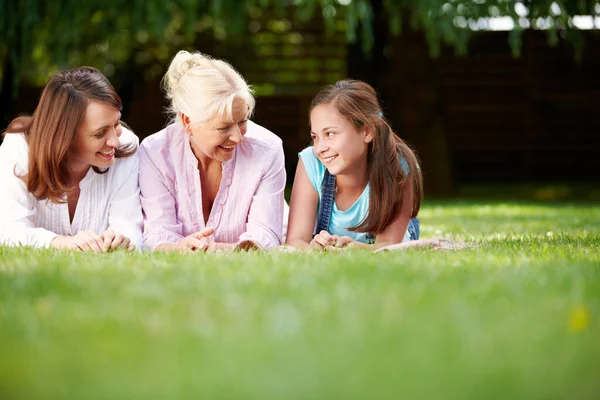 Three Generations Family Girls Lying Together Grass Park Copyspace — Stockfoto