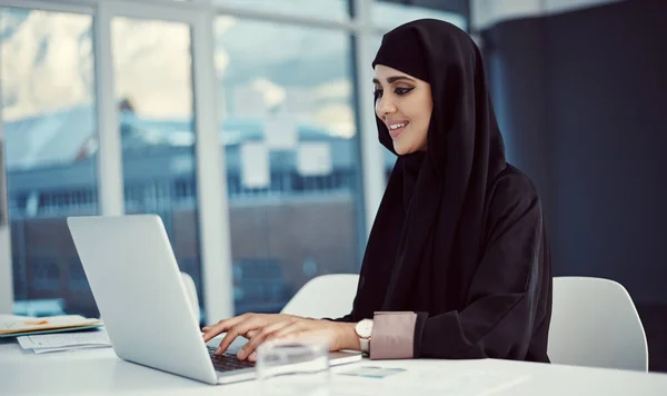 Een Aantrekkelijke Jonge Arabische Zakenvrouw Werkt Haar Laptop Het Kantoor — Stockfoto