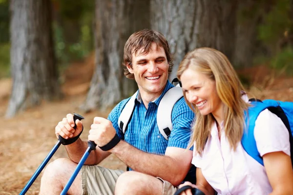 Happy Couple Taking Break Trekking Smiling — 图库照片