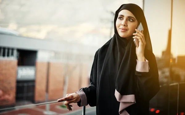 Attractive Young Businesswoman Dressed Islamic Traditional Clothing Making Phonecall While — 图库照片