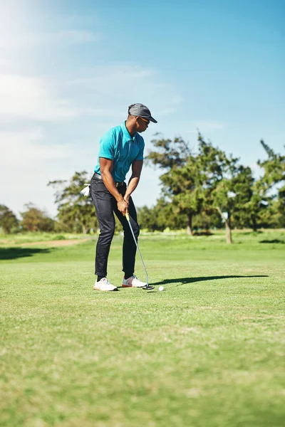 Focused Young Male Golfer Play Shot His Putter Golf Course — Stock fotografie