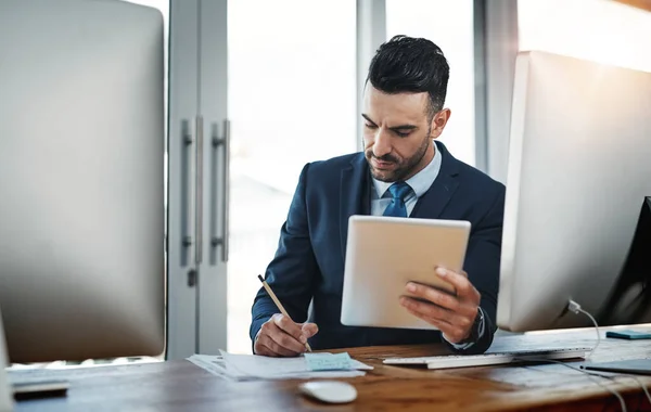 Een Knappe Mannelijke Leidinggevende Die Werkt Een Modern Kantoor — Stockfoto