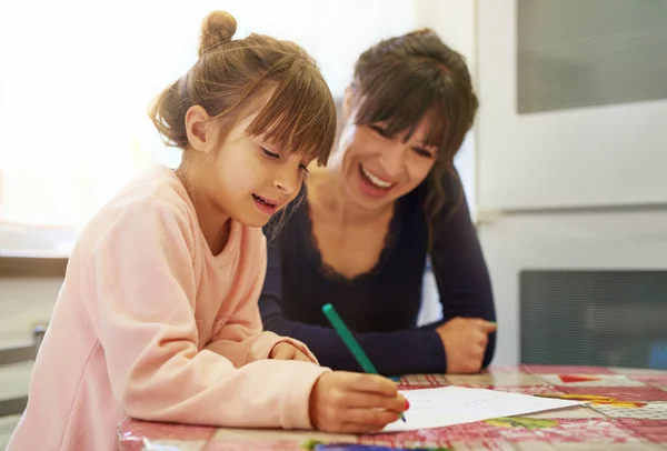 Mother Daughter Colouring Together Home — Stockfoto