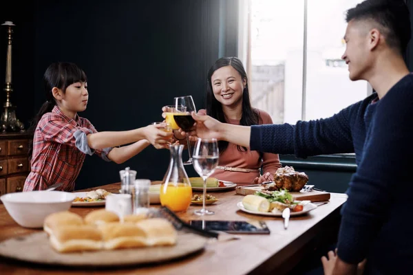 Una Familia Joven Comiendo Juntos Casa — Foto de Stock