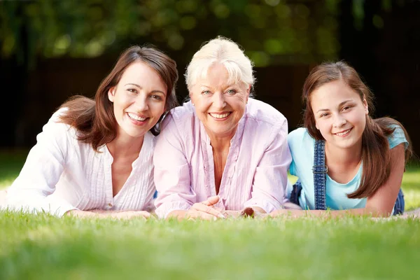 Tres Generaciones Niñas Familia Tumbadas Juntas Césped Del Parque —  Fotos de Stock