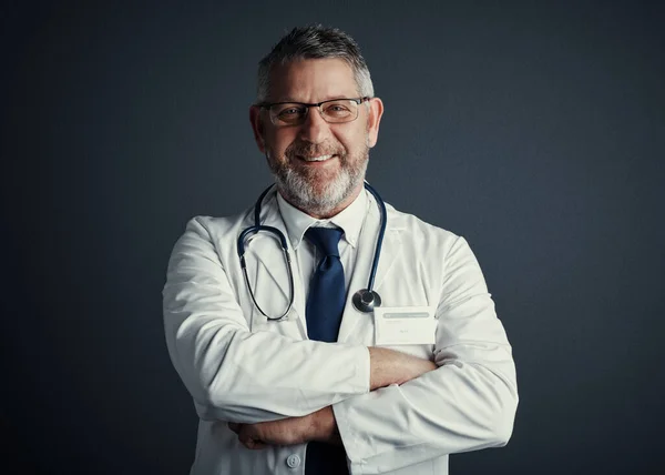 Studio Portrait Handsome Mature Male Doctor Standing His Arms Folded — Stockfoto