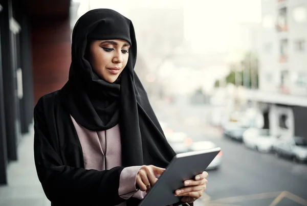 Attractive Young Businesswoman Dressed Islamic Traditional Clothing Using Tablet While — 图库照片