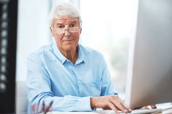 Cropped Portrait Handsome Senior Businessman Working His Computer Home —  Fotos de Stock