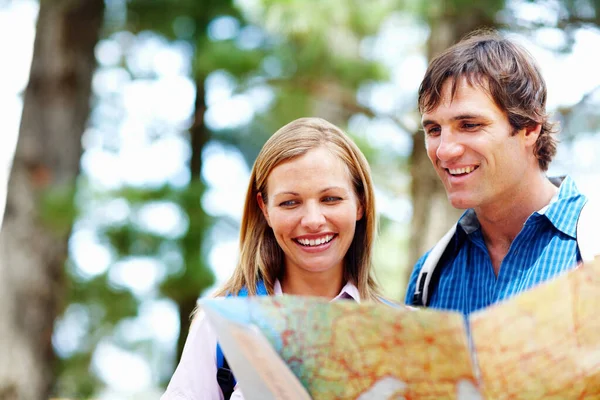 Couple Backpack Taking Look Map Smiling — Foto de Stock