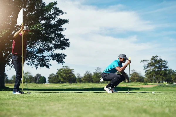 Focused Young Male Golfer Looking Golf Ball While Being Seated — Φωτογραφία Αρχείου