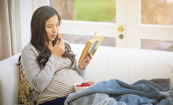 Atraktivní Mladá Těhotná Žena Jíst Ovoce Čtení Knihy Zatímco Relaxaci — Stock fotografie
