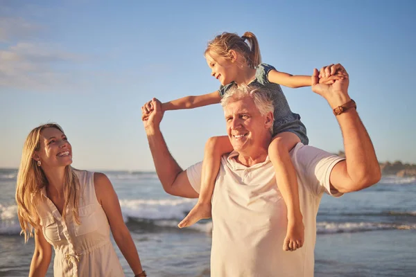 Closeup Little Caucasian Girl Being Carried Her Grandpa While Her — 스톡 사진