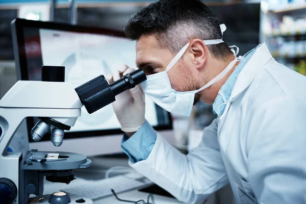 Homme Mature Qui Utilise Microscope Dans Cadre Une Recherche Pharmaceutique — Photo