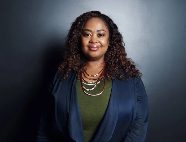 Cropped Portrait Attractive Young Businesswoman Standing Studio Dark Background — Fotografia de Stock