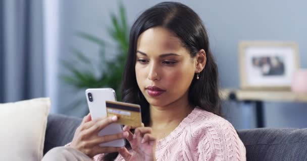 Відеозапис Привабливої Молодої Жінки Яка Використовує Свій Мобільний Телефон Онлайн — стокове відео