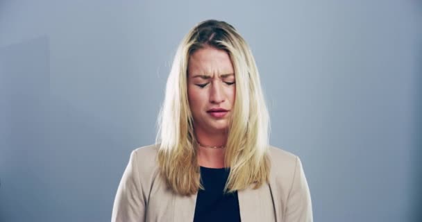 Video Záběry Mladé Ženy Pláče Šedém Pozadí — Stock video