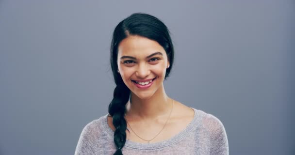 Video Footage Young Woman Showing Peace Sign Grey Background — Video Stock