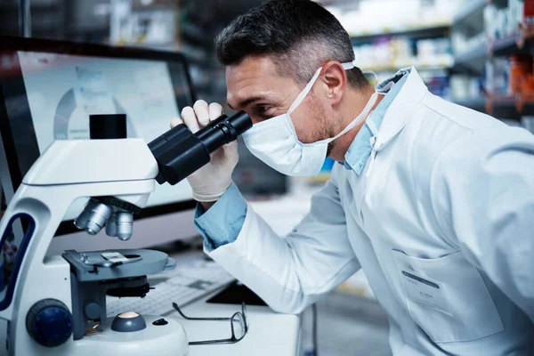 Mature Man Using Microscope While Conducting Pharmaceutical Research — Stockfoto