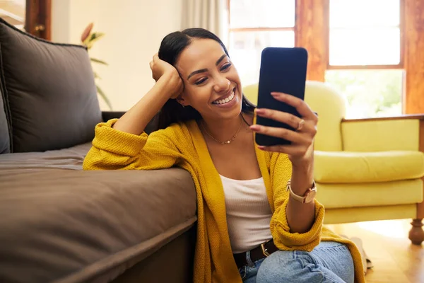 Woman Smiling Her Cellphone Home Sitting Floor Sofa Bright Living — Stock Photo, Image