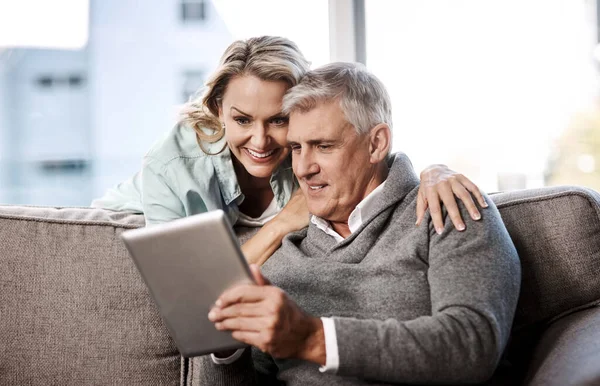 Mature Couple Using Digital Tablet Together Home — Fotografia de Stock