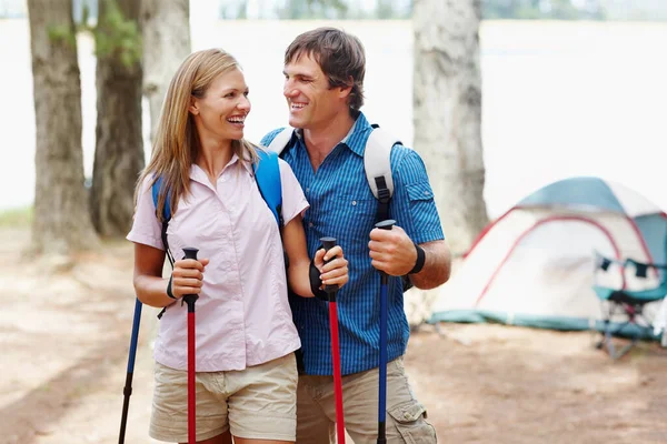 Casal Feliz Com Mochila Segurando Poste Trekking Olhando Para Outro — Fotografia de Stock