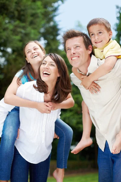 Vista Bassa Una Madre Padre Felici Devoti Che Portano Loro — Foto Stock