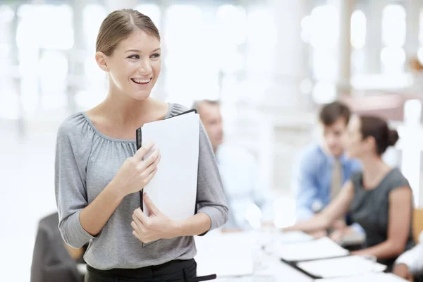 Attractive Woman Standing Notebook Office Her Colleagues Her — Stock Photo, Image