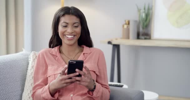 Imágenes Video Una Joven Usando Teléfono Inteligente Sofá Casa — Vídeos de Stock