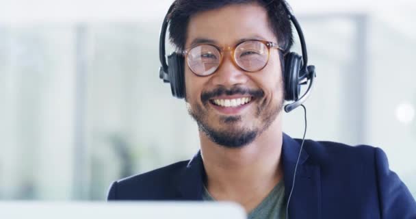 Yakışıklı Genç Bir Adamının Ofiste Çalışırken Kulaklık Kullandığı Video Görüntüleri — Stok video