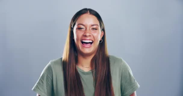 Video Footage Young Woman Laughing Grey Studio Background — 图库视频影像