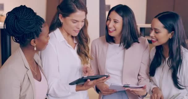Bir Grup Genç Bayan Meslektaşın Ofis Kantininde Çalışırken Gülüşlerinin Video — Stok video